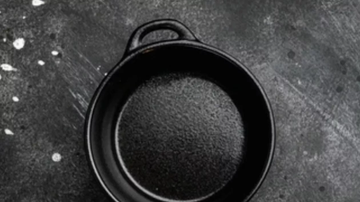 Cum înșală escrocii dintr-o comună prin „metoda oalelor” / 3 seturi de veselă, de la 600 de lei la 3000 de euro