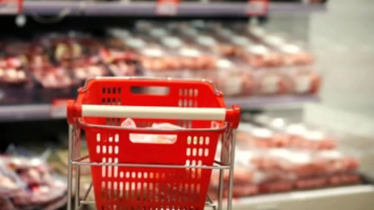 Prețul pentru 1 kilogram de carne de porc sau 1 litru de ulei, după ieftinire / Cât timp au comercianții să refacă contractele