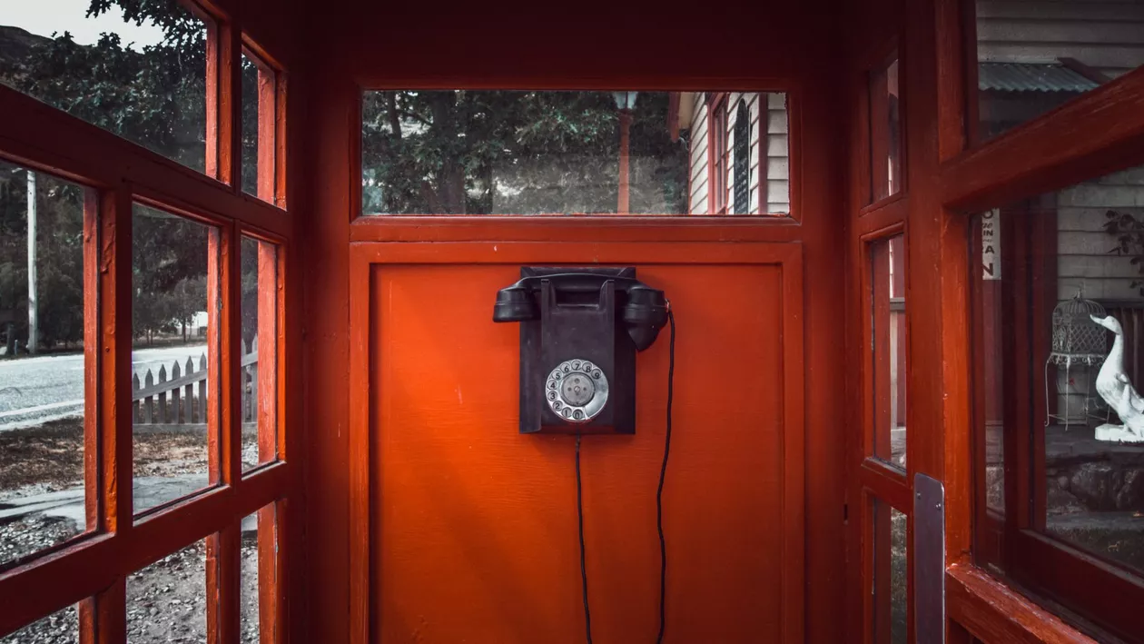 Un telefon vechi a fost instalat într-o pădure din SUA. Oamenii se duc să „vorbească” cu cei dragi, care au murit