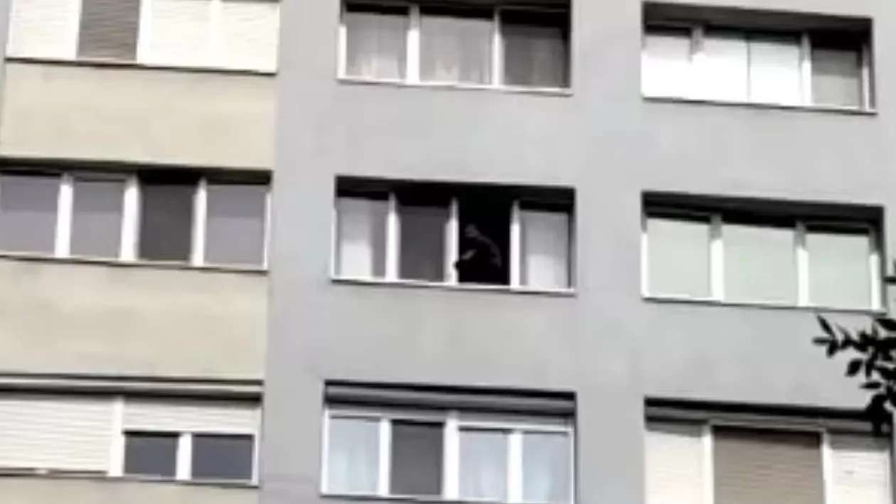 UPDATE: Bărbatul care amenința că se aruncă de la etajul unui bloc din Timișoara a fost salvat de un alpinist (VIDEO)