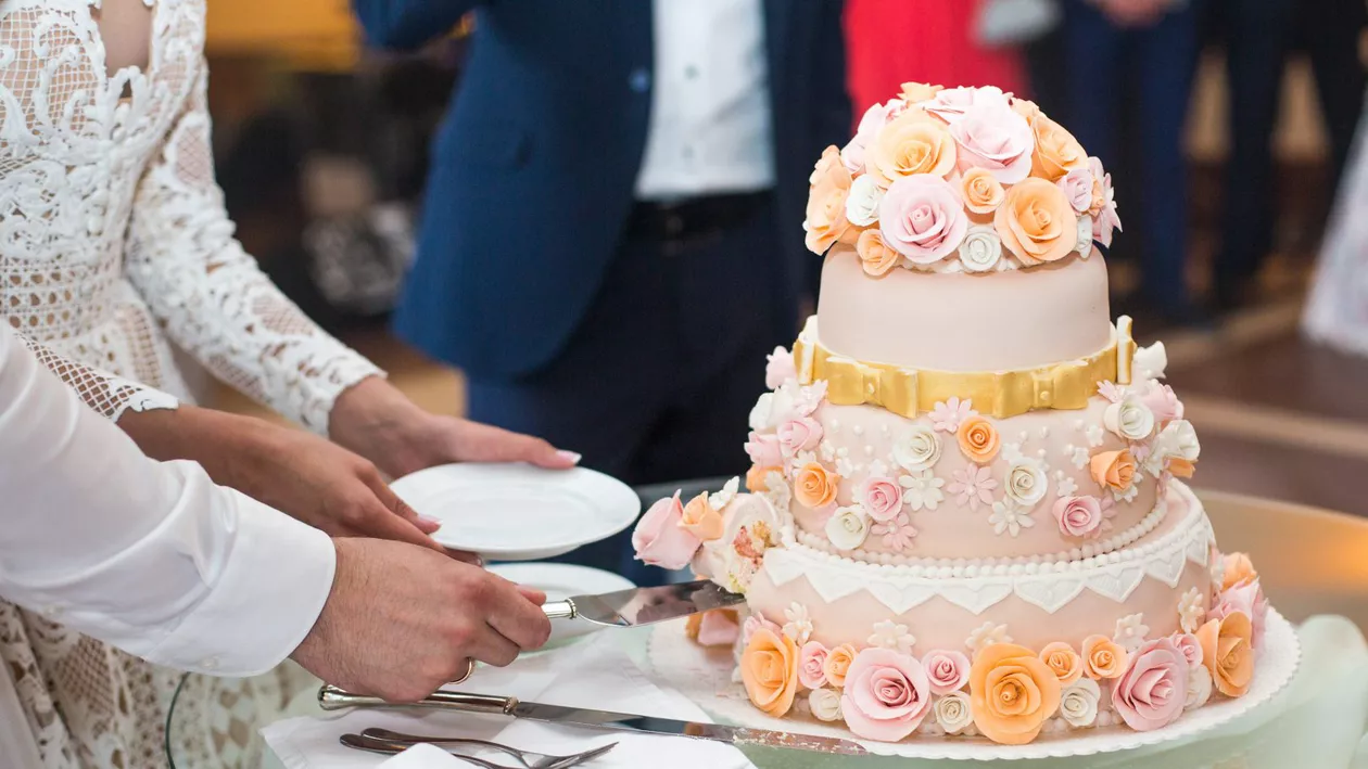 De ce le-a spus o femeie invitaților la nunta surorii ei să nu mănânce nimic / La final, ea a fost lăudată