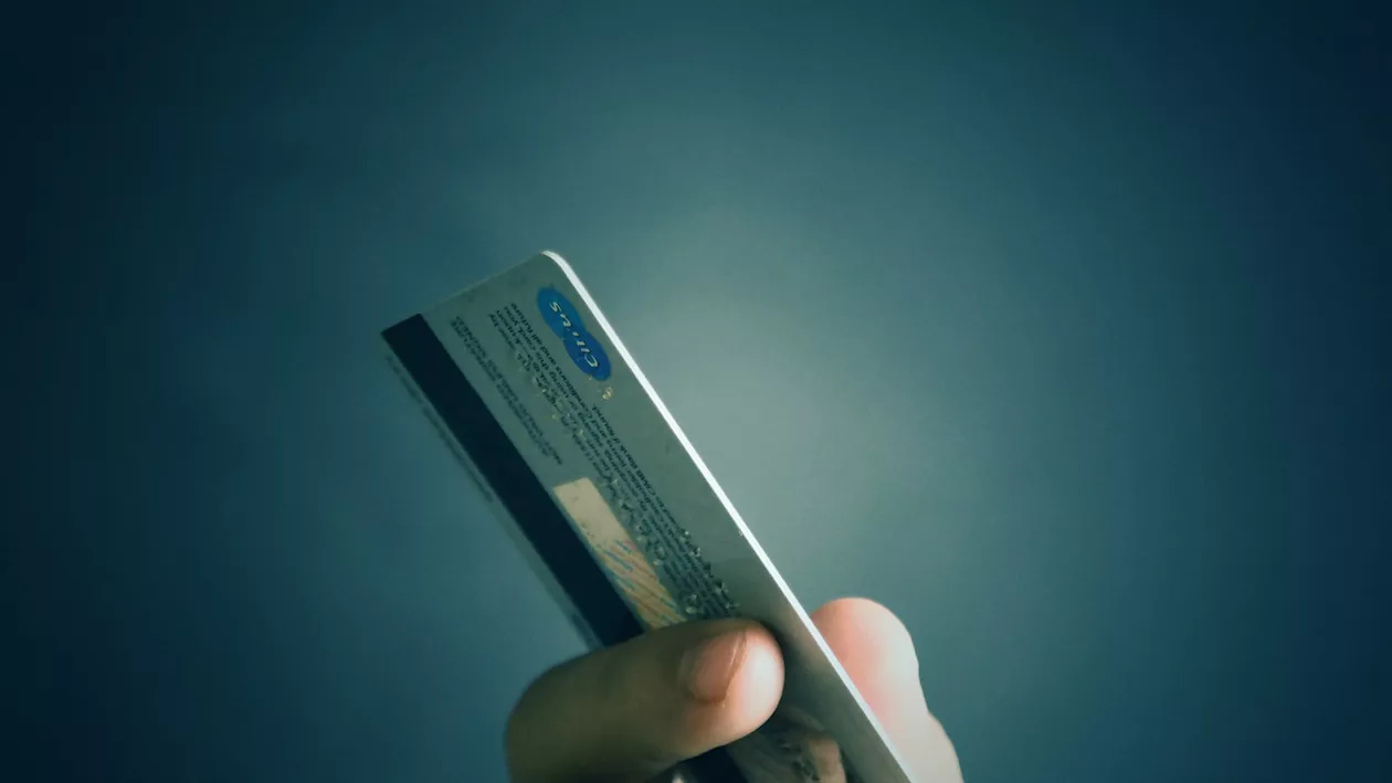 Taxă nouă pentru românii care au card. Cum o pot evita