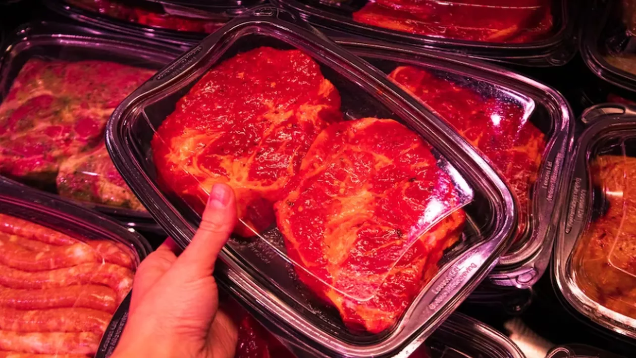 Adevărul puțin cunoscut despre bucata de material din caserola de carne, fructe sau legume. Iată la ce folosește de fapt!