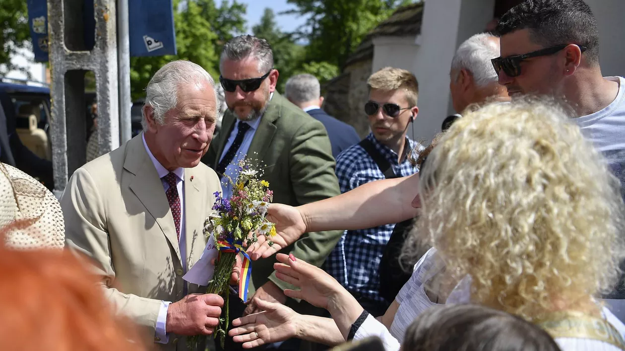 Regele Charles al III-lea, întâmpinat de sute de persoane la Viscri. „Este un moment unic în viața noastră” (VIDEO, GALERIE FOTO)