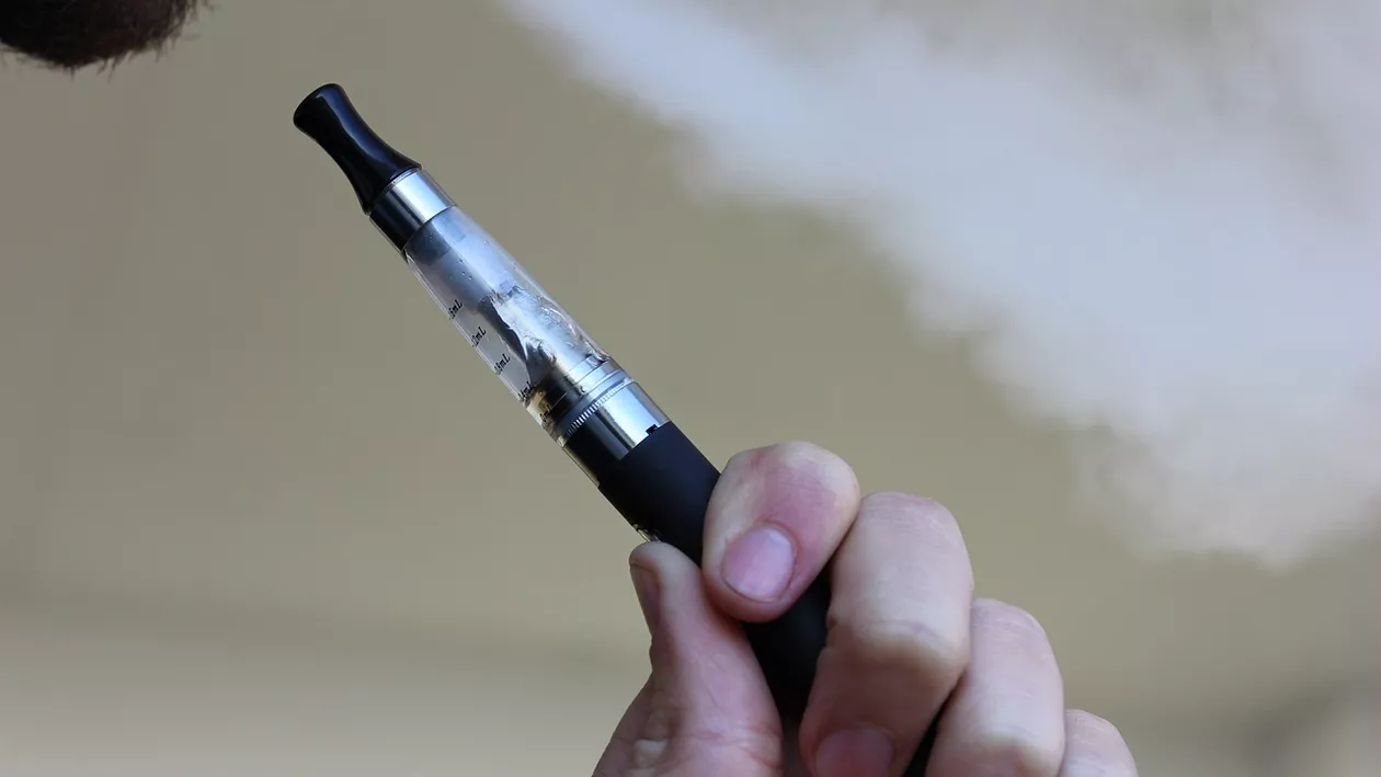 Date îngrijorătoare despre numărul adolescenților fumători. Tutunul încălzit și țigările electronice ocolesc legislația antifumat, sunt promovate agresiv și nu sunt impozitate corespunzător