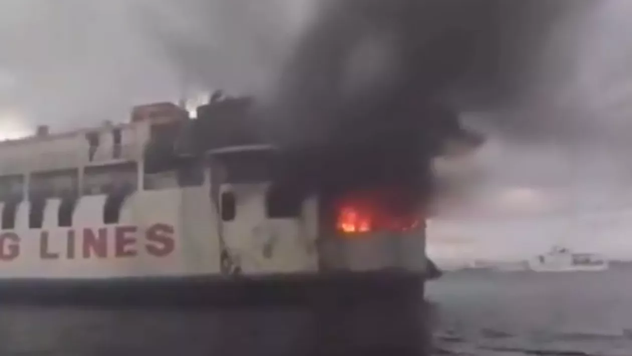 Filipine: Peste 120 de pasageri, captivi pe un feribot cuprins de flăcări