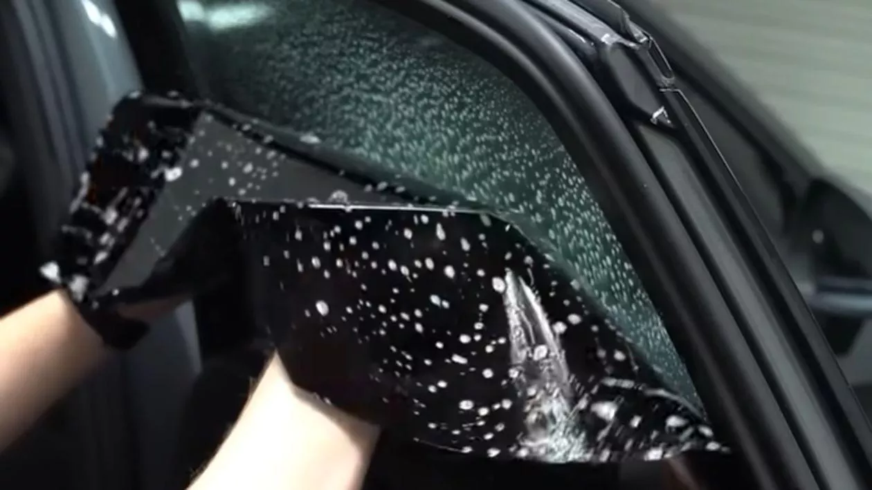 Cum a reușit un șofer român să convingă instanța că are dreptul de a avea autocolante pe geamurile autoturismului