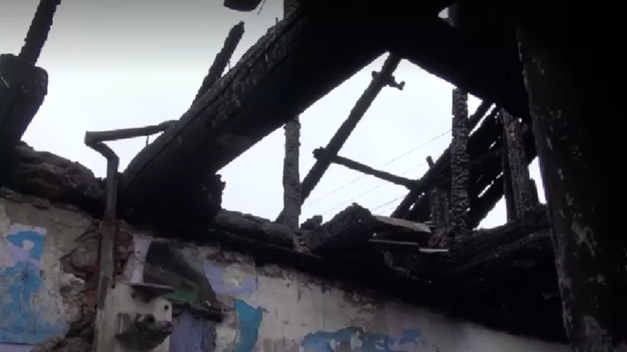Neamț: O familie a rămas pe drumuri, după ce casa le-a fost mistuită de flăcări