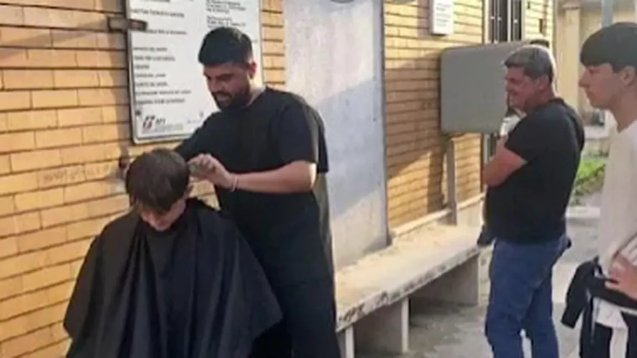 Inventivitatea frizerilor nu are limite. A început sa tundă călătorii, după ce un tren a rămas blocat