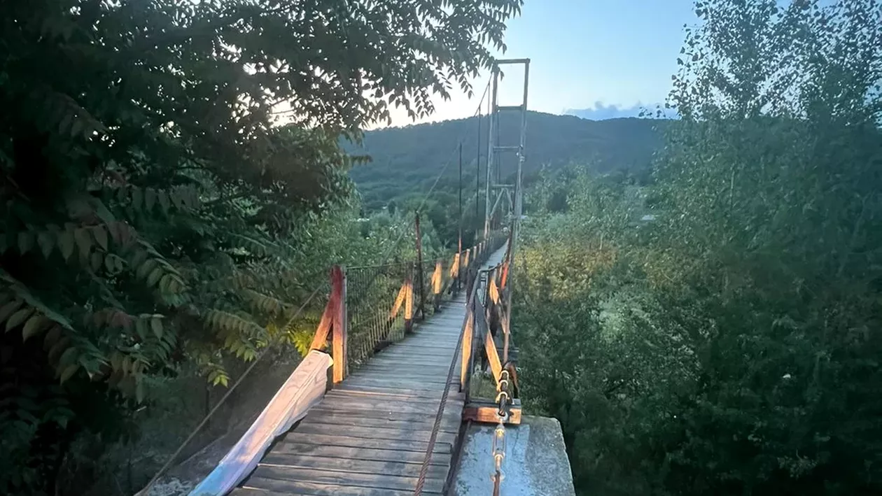 Vrancea: Un bărbat care voia să se arunce de pe un pod a fost salvat de doi polițiști