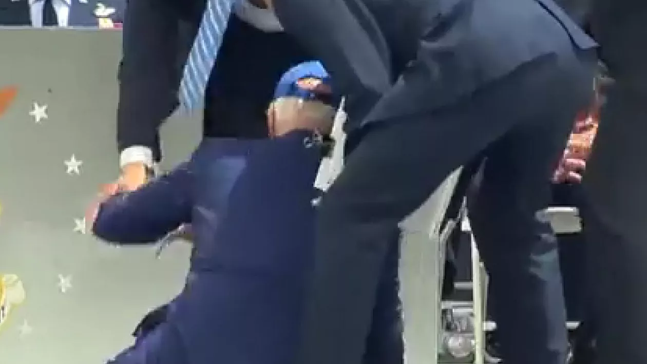 Joe Biden s-a împiedicat și a căzut la o ceremonie de absolvire (VIDEO)