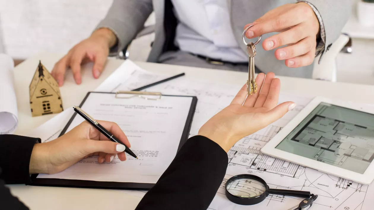 Problemele continuă pe piața imobiliară. Cine sunt proprietarii nevoiți să vândă