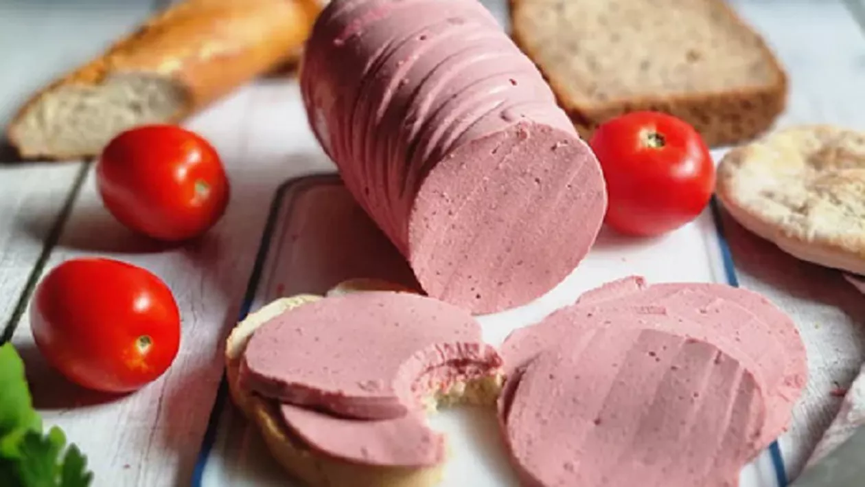 Cât ar costa de fapt parizerul dacă ar fi preparat după rețeta originală? Explicațiile unui specialist în alimentație