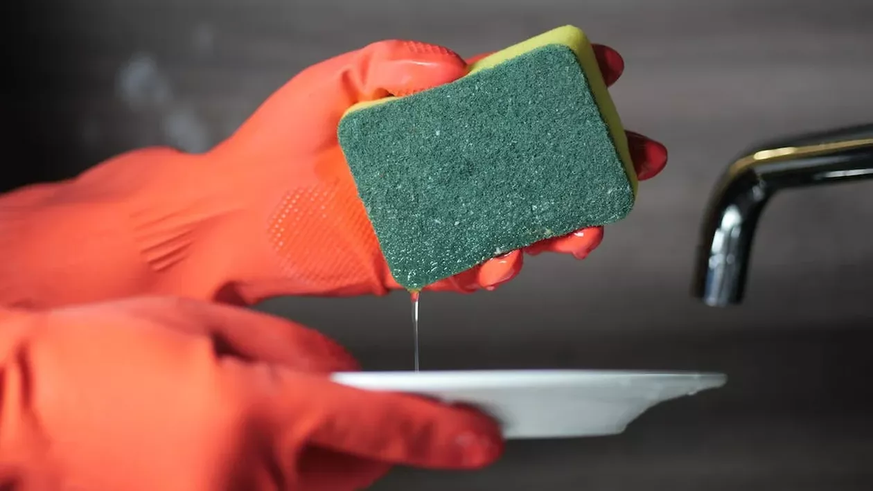 Trucul pe care puține persoane îl cunosc / Care este motivul pentru care este bine să tai colțul bureților de vase