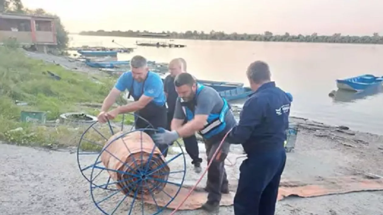 Unda de poluare formată pe Dunăre, în urma deversării a 35 de tone de petrol în apele din Serbia, a fost oprită înainte să ajungă în România