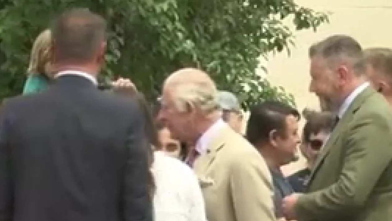 Regele Charles al III-lea, marți, la Viscri. Primarul Pălășan: Arată că iubește poporul român și, mai ales, meleagurile noastre din Transilvania / Două tinere în straie populare au adus cadouri pentru suveran (VIDEO)