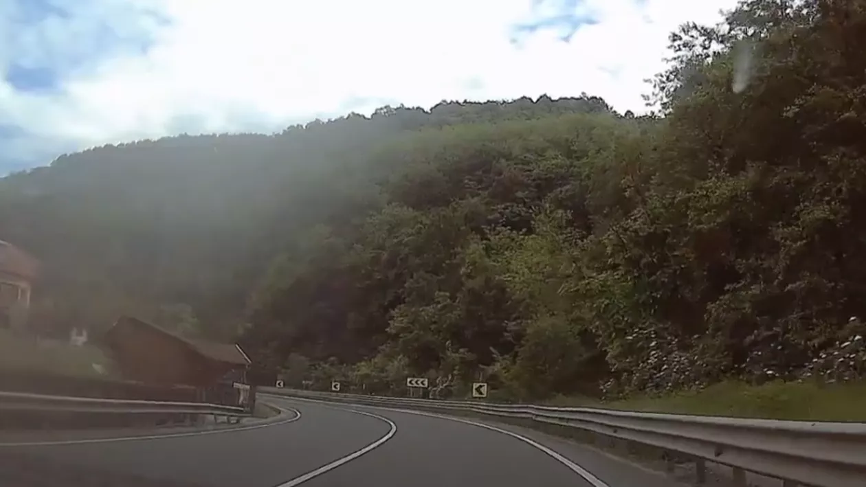 Hoții fac ravagii pe drumurile naționale din Gorj. În nicio lună, au fost furate sute de lămpi solare care semnalizează curbele periculoase