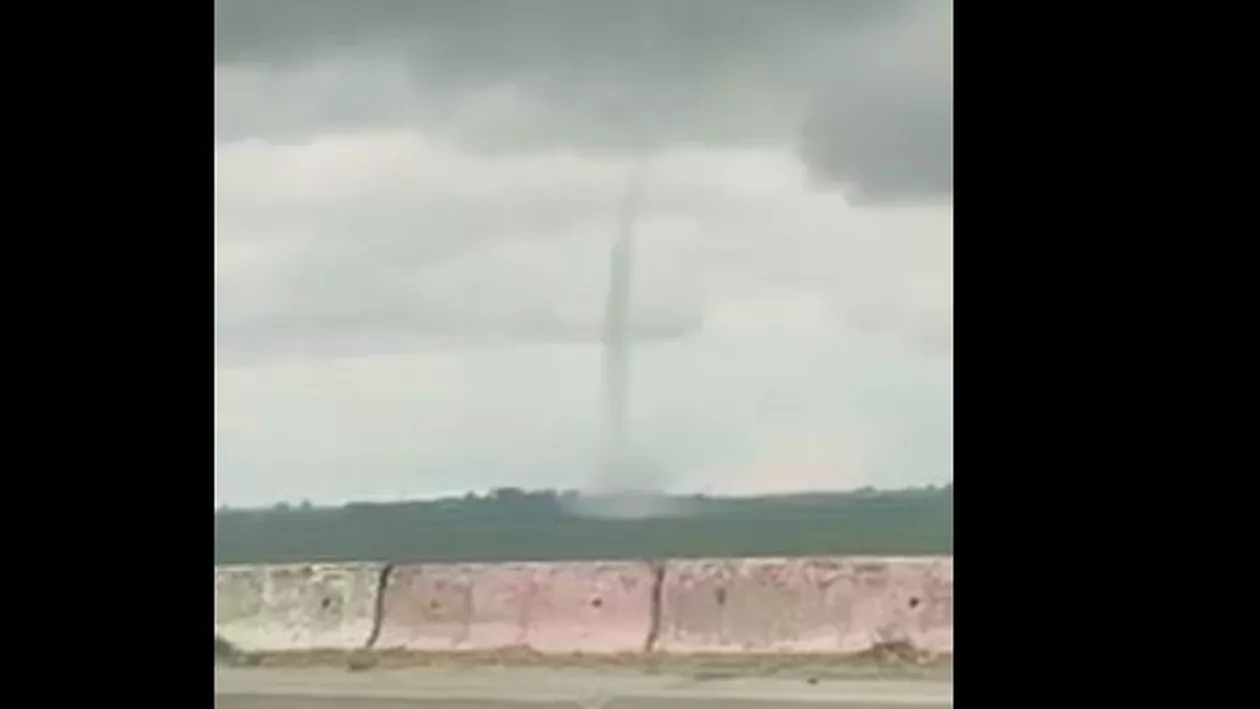 Viituri, inundații și drumuri blocate - rezultatul ploilor puternice din ultimele 24 de ore / În județul Giurgiu s-a format o tornadă (VIDEO)