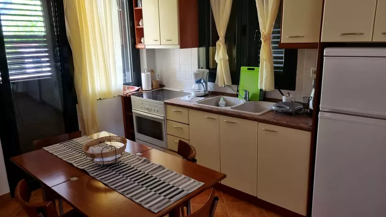 Vacanță de coșmar pentru o familie de români în Grecia / Ce au găsit aceștia la cazare: „Au devenit agresivi, ne-au amenințat”