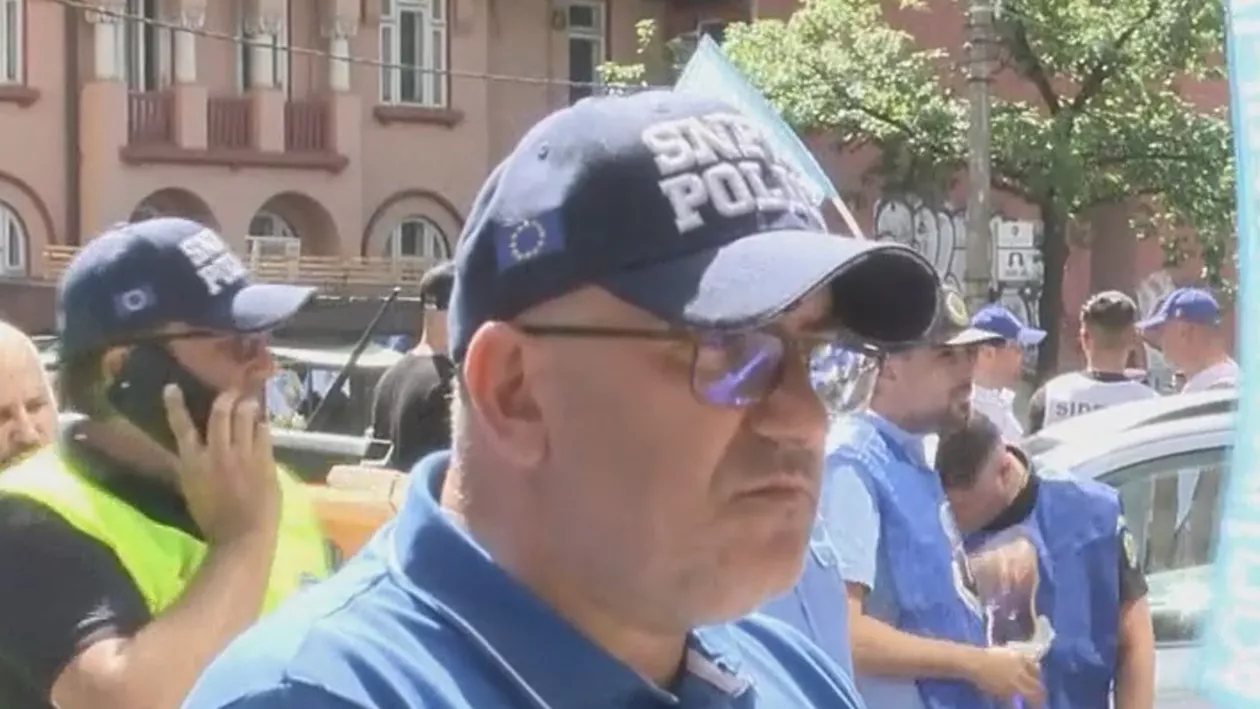 Protest al polițiștilor la reprezentanța Comisiei Europene. Lider sindical: Am fost tratați cum tratează Europa România, cu spatele / În toate țările NATO există pensii militare / Vom bloca sistemul (VIDEO)