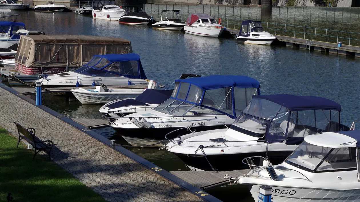 Un bărbat din Brăila este cercetat de polițiști după ce a construit ilegal un debarcader pentru acostarea ambarcaţiunilor pe malul Dunării