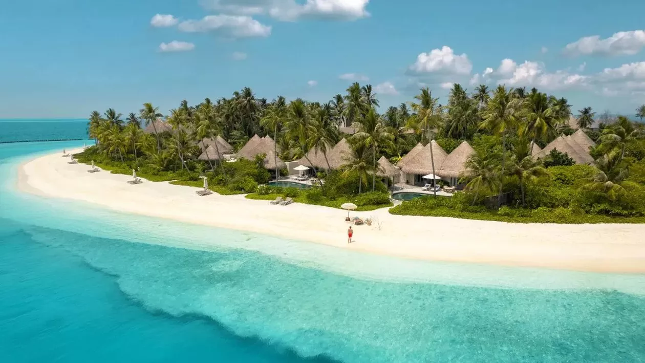 Insula artificială din România care le amintește turiștilor de Maldive / Unde se află locul cu plaje izolate și apă limpede