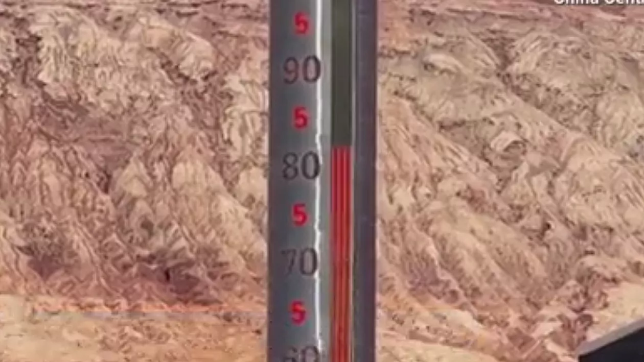 Val de turiști în Munții Huoyan. Oamenii se înghesuie să-și facă selfie lângă un termometru care indică 80 de grade Celsius (VIDEO)