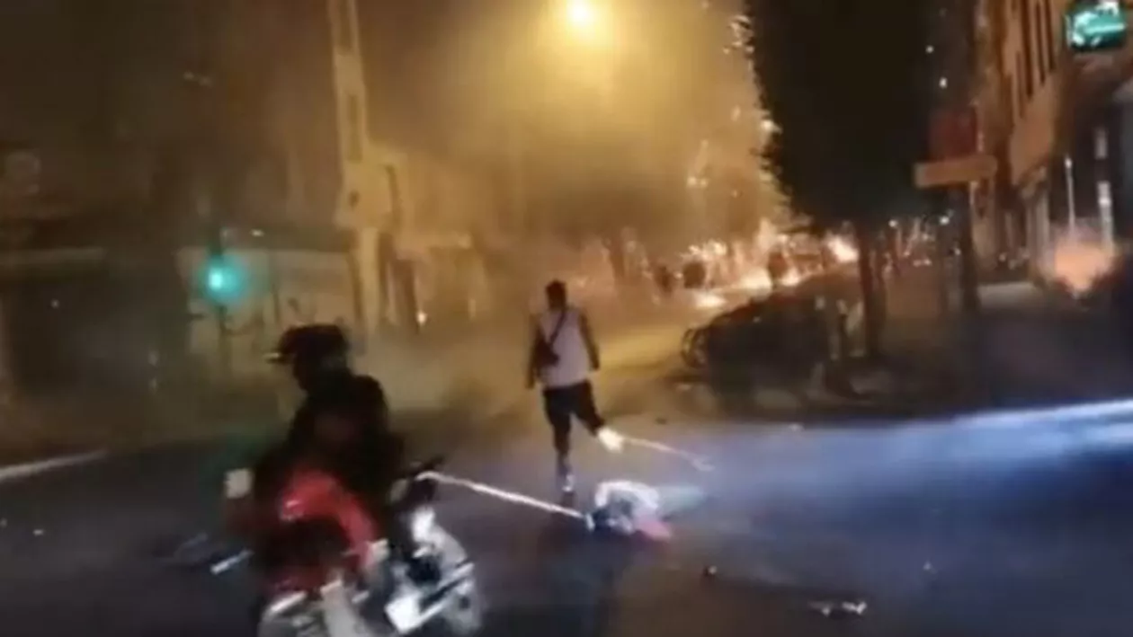Scene halucinante în Franța, după cinci nopți de proteste / Un individ pe motocicletă trage după el pe șosea o drujbă pornită