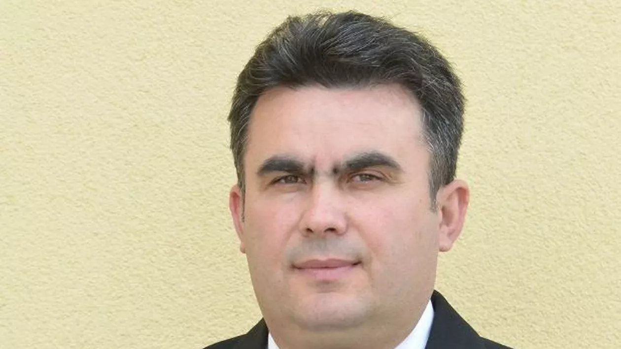 Primar din județul Satu Mare, suspendat din funcţie după ce şi-a angajat fiica în primărie