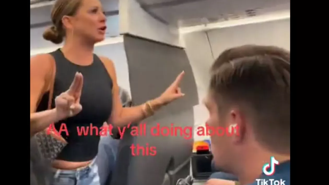 Scandal la bordul unui avion, după ce o femeie a acuzat un pasager că „nu este real” / Momentul a devenit viral pe rețelele de socializare