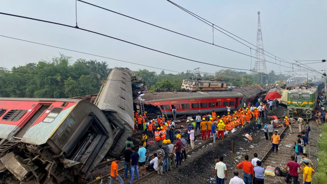 Cel mai grav accident feroviar din India: Ce arată raportul de investigație / Aproape 300 de persoane au murit, după ce muncitorii au făcut greșit legăturile la o barieră de cale ferată