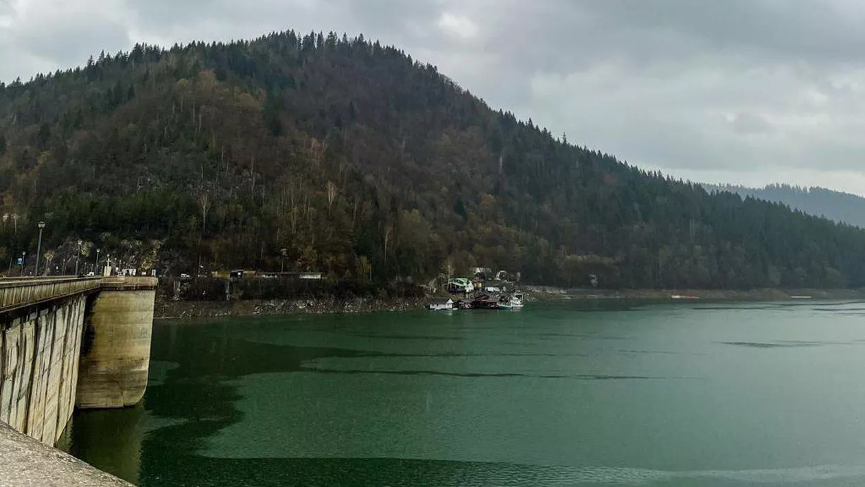 Tragedie în Neamț! Un bărbat a murit înecat în lacul Izvorul Muntelui / Acesta ar fi intrat în apă după o minge