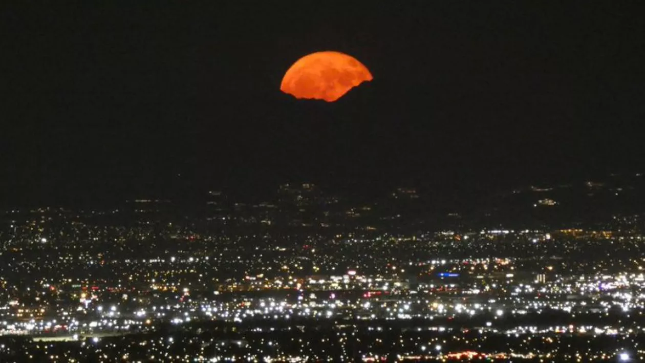 Spectacol pe cer! / Cum s-a văzut Superluna din diferite colțuri ale lumii