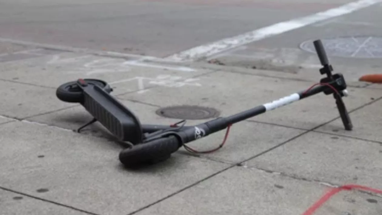 O tânără din Neamț este cercetată penal după ce a căzut cu trotineta electrică și s-a rănit / Aceasta a fost transportată la spital pentru îngrijiri medicale