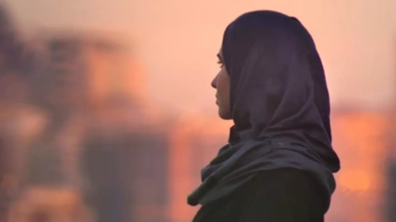 O tânără iraniană este scoasă inconștientă din metrou. A fost bătută de polițiști pentru că nu purta hijab