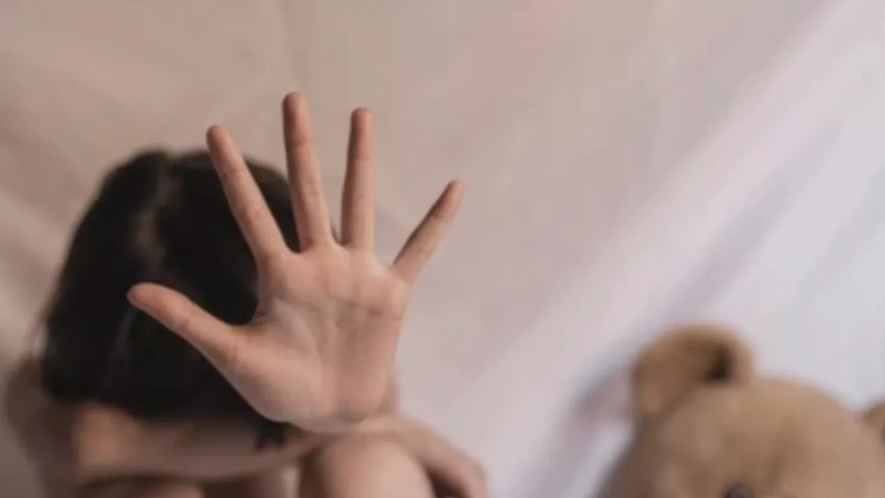 Caz cutremurător în Franța: Zece bărbați puși sub acuzare după ce au abuzat un copil de 5 ani. Tatăl minorului a fost complice