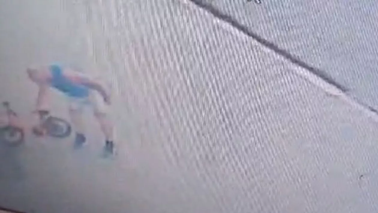 Găești: Bărbat filmat când fura bicicleta unui copil. Ce le-a spus polițiștilor