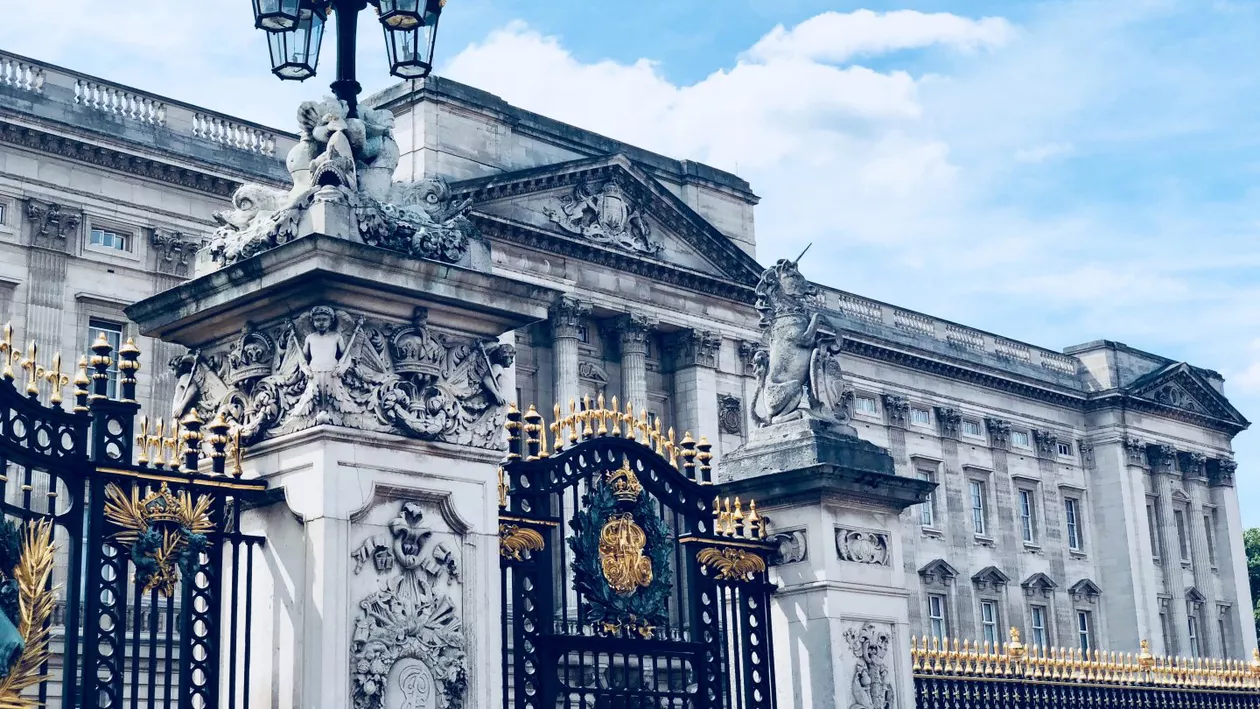 O femeie de serviciu a fost arestată de la Palatul Buckingham. Ce a făcut după petrecerea de Crăciun