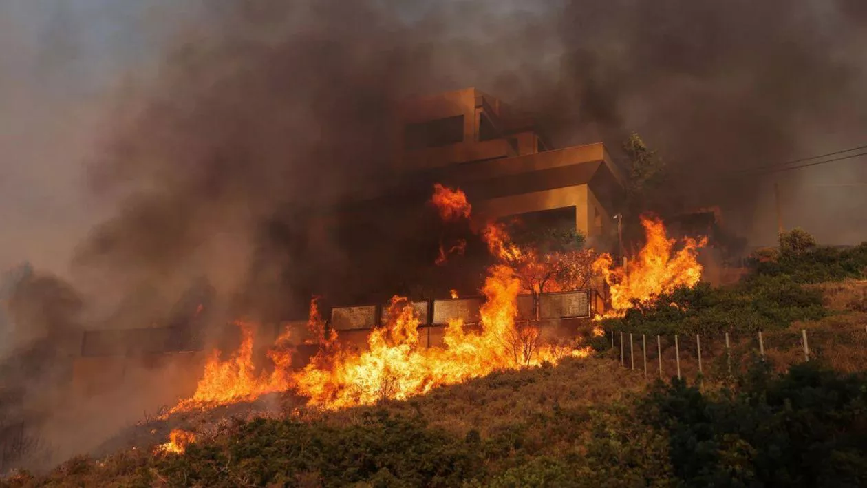 Premierul grec Kyriakos Mitsotakis: Grecia este „în război” cu incendiile de vegetație