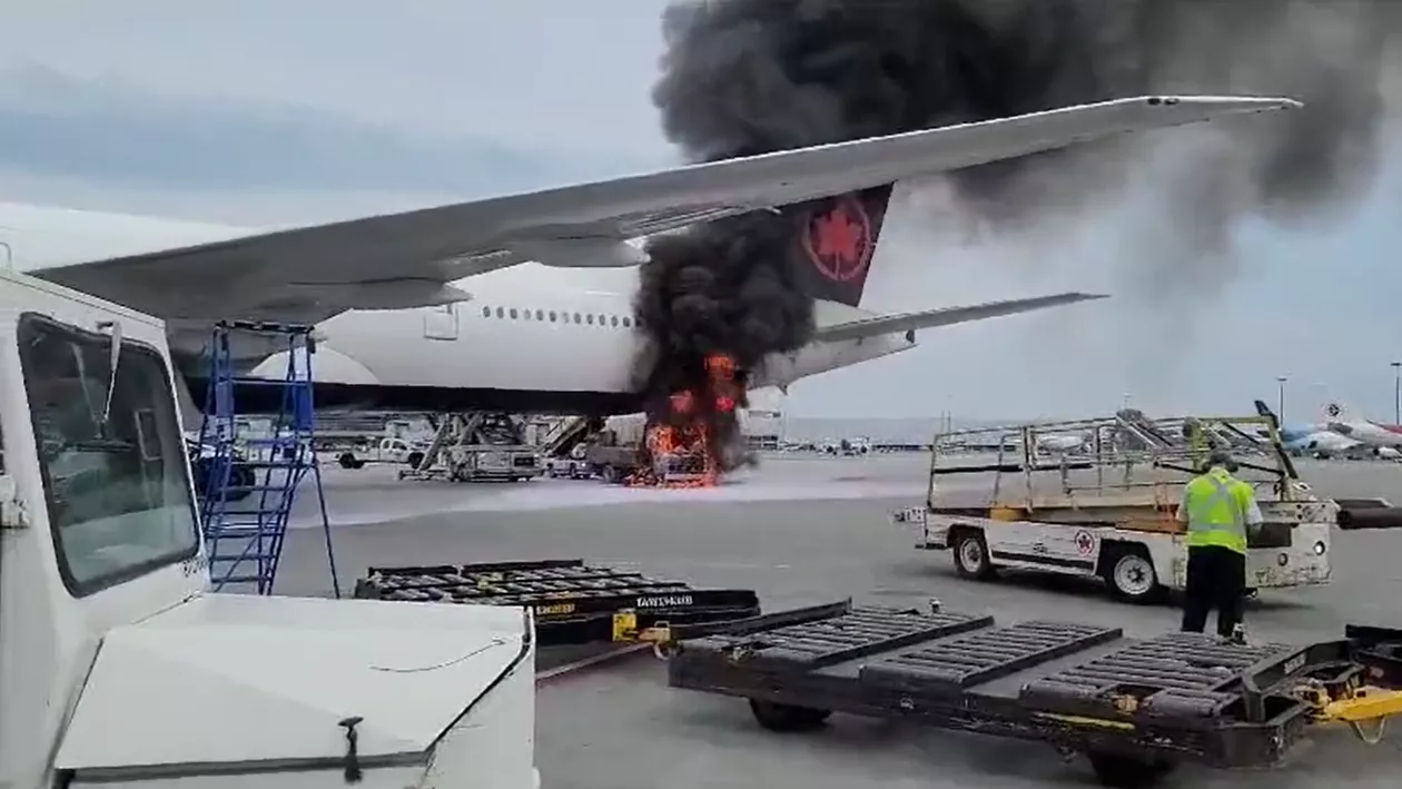 Panică pe aeroportul din Montreal! O camionetă a luat foc sub un avion cu pasageri care tocmai aterizase