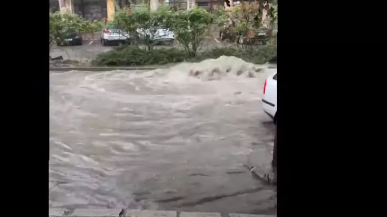 Străzi inundate în Tulcea după o ploaie de câteva minute. Oamenii sunt nervoși pe primar: Milioane de euro, date pe un sistem de preluare a apelor care nu funcționează (VIDEO)