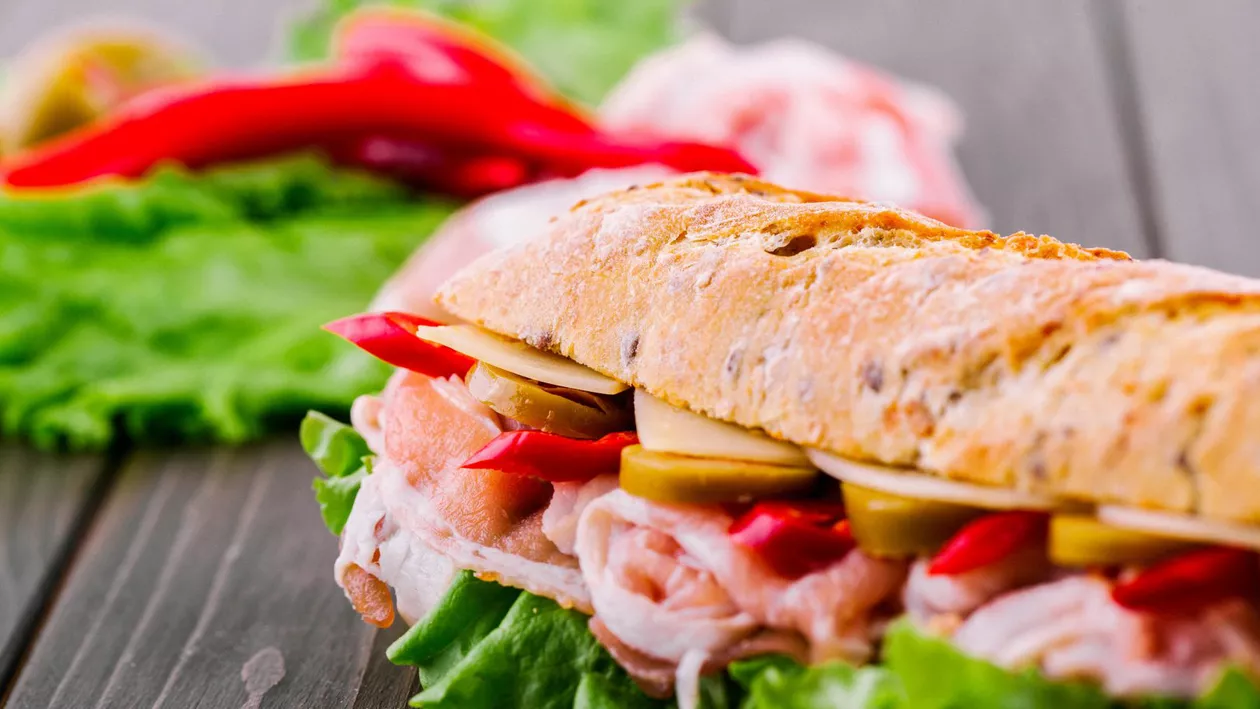 Experiența neplăcută prin care a trecut un sucevean, după ce a mâncat dintr-un sendviș abia cumpărat: „Era viu, mișca”