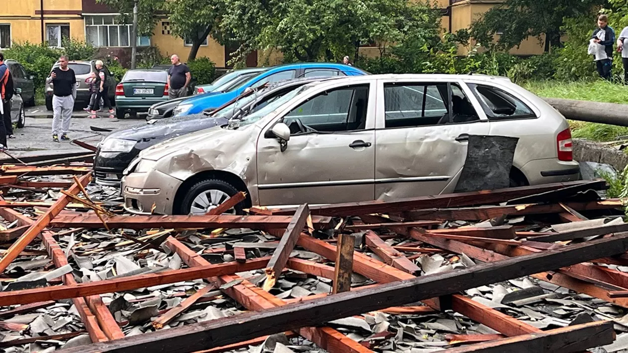 Dezastru în Reșița: Vijelia a smuls un acoperiș și a distrus 9 mașini (VIDEO)