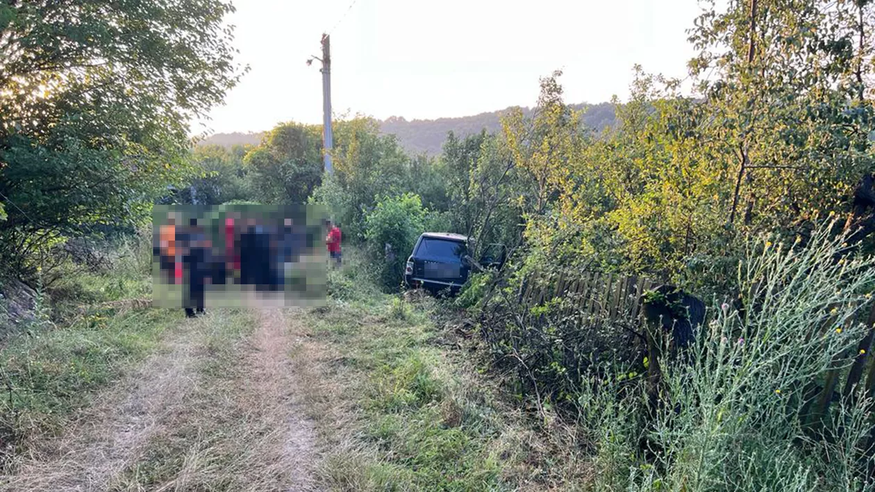 Poliţiştii de frontieră din Mehedinţi au oprit un SUV ce transporta 17 migranţi din Irak şi Siria. Şoferul a încercat să fugă