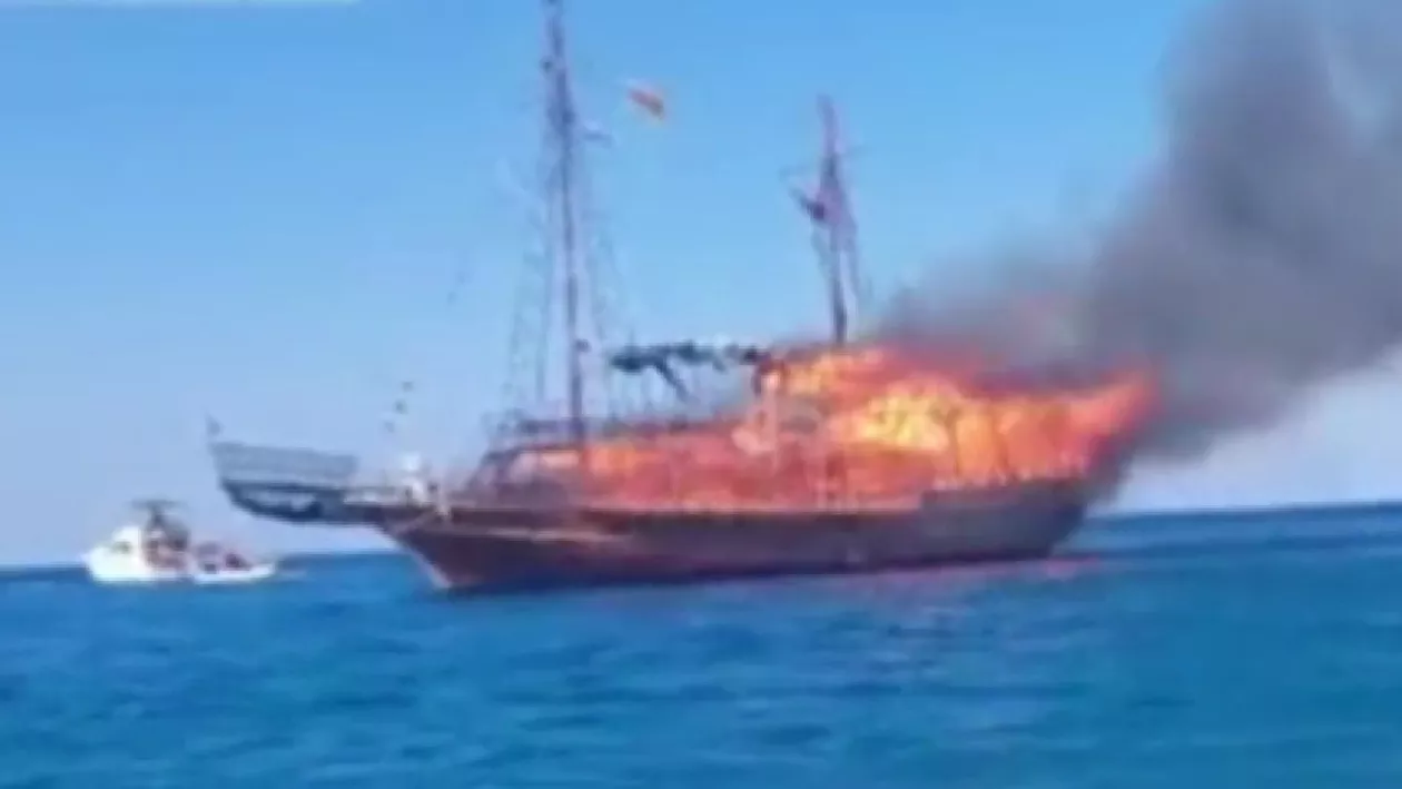 Grecia: Navă cu peste 80 de pasageri, cuprinsă de flăcări. Zeci de oameni s-au aruncat în mare