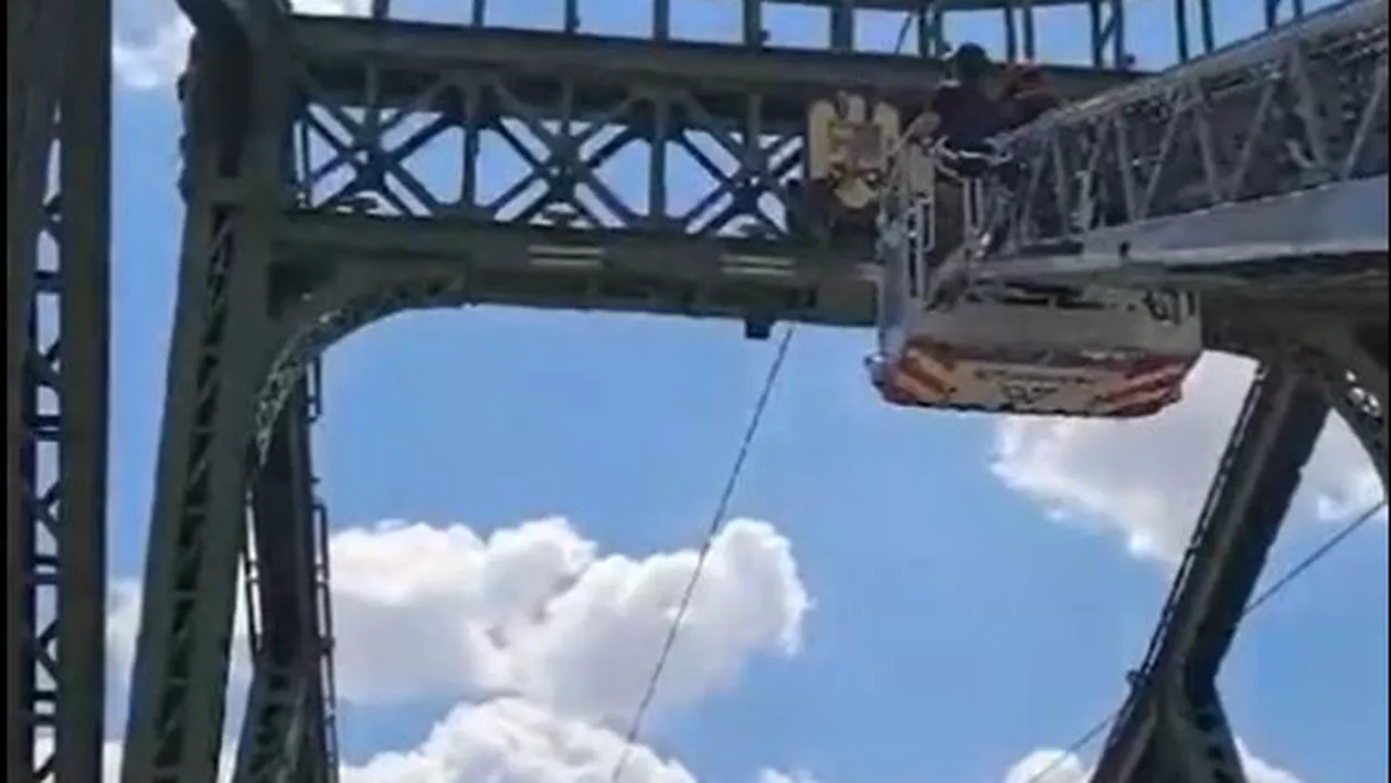 Un bărbat amenință că se aruncă de pe un pod din Arad. Traficul este blocat în zonă