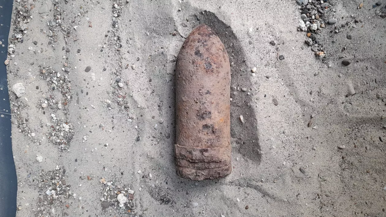 Neamț: Un bărbat a găsit un proiectil și l-a dus la poliție în portbagajul mașinii