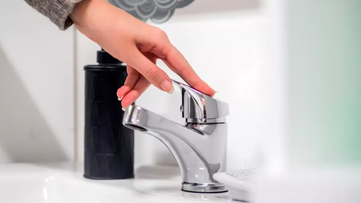 Mii de locuitori din Prahova sunt în pericol! Apa potabilă, înlocuită de cea cu arsen