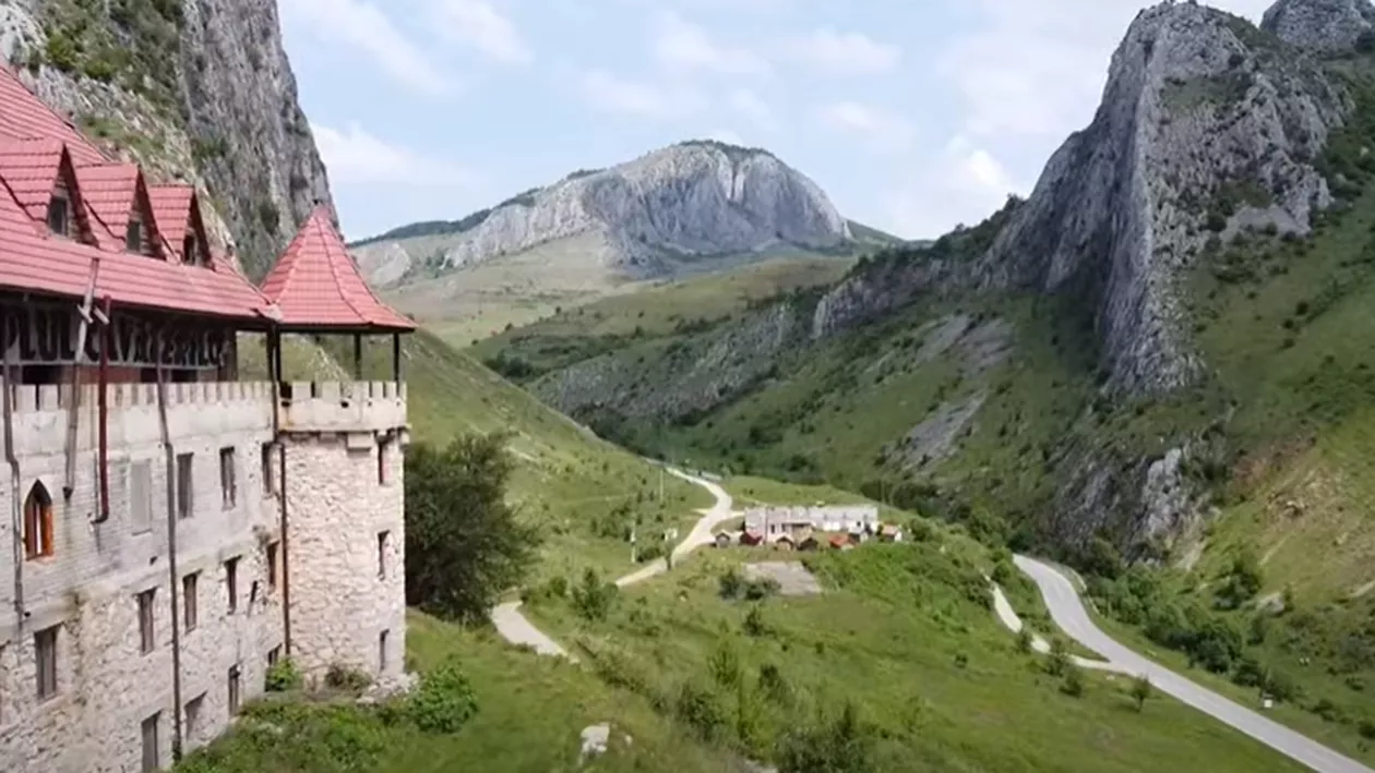 Satul din România unde soarele răsare de două ori în luna iulie. Turiștii se înghesuie să vadă fenomenul extrem de rar