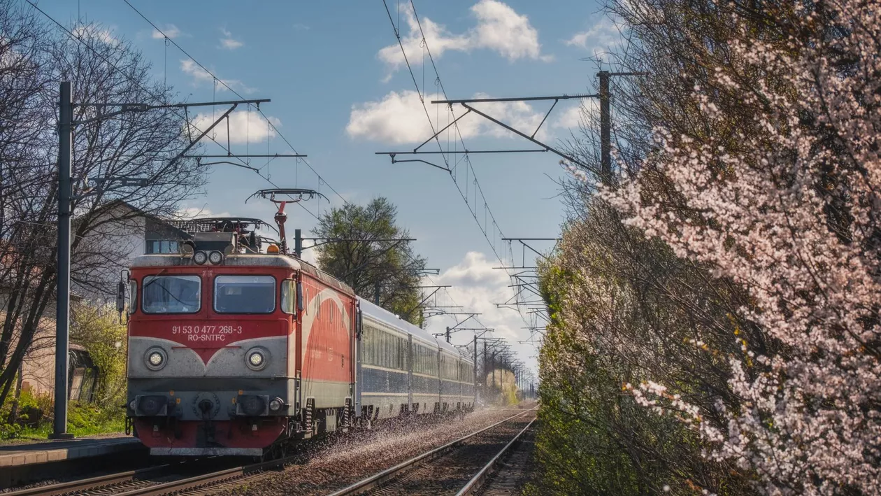 Incendiu la locomotiva unui tren cu aproximativ 100 de călători, în Prahova